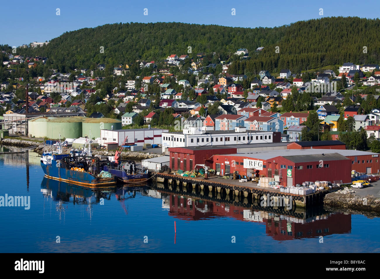 Trawler an einem kommerziellen Dock, Tromso, Toms Grafschaft, Nord-Norge, Norwegen Angeln Stockfoto