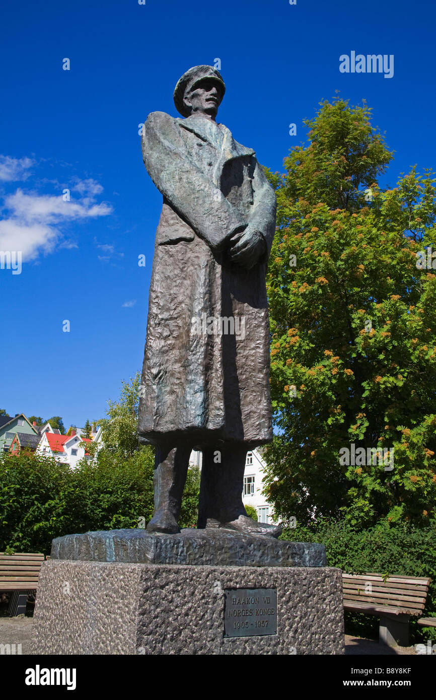 Niedrigen Winkel Ansicht einer Statue von König Haakon, Tromso, Toms Grafschaft, Nord-Norge, Norwegen Stockfoto