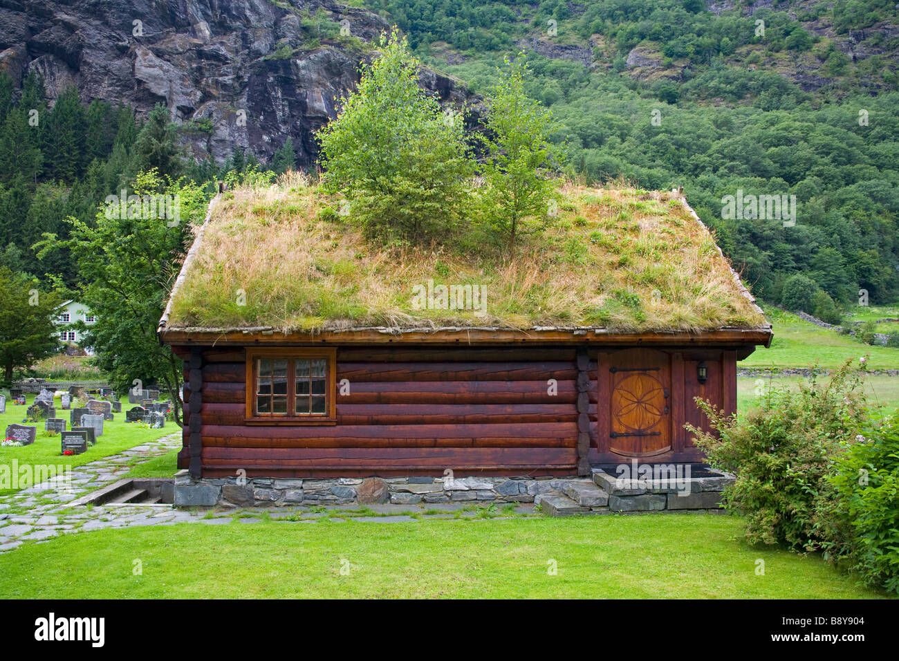 SOD überdachten Gebäude, Flamsdalen Tal, Flam, Aurlandsfjord, Sogn Og Fjordane, Norwegen Stockfoto