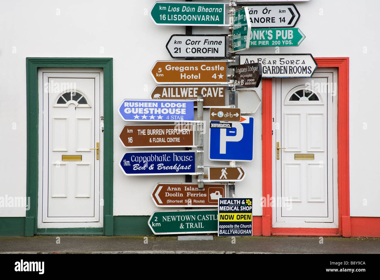 Hinweisschilder vor einem Gebäude, Ballyvaughan, The Burren, County Clare, Munster Provinz, Republik Irland Stockfoto