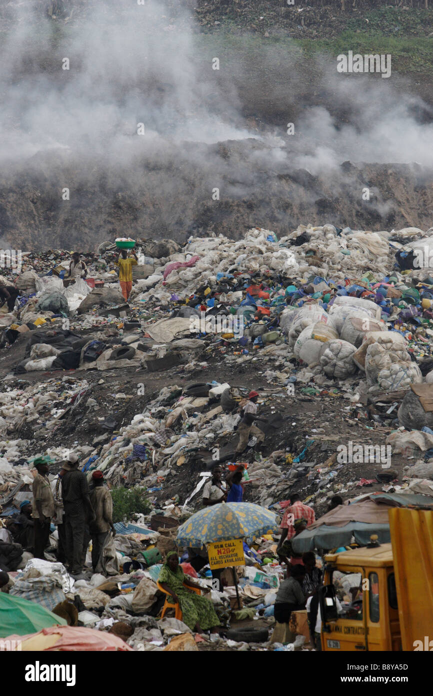 Blick auf Olusosum-Deponie, wo unzählige Menschen versuchen, ihren Lebensunterhalt sammeln Müll für das recycling. Stockfoto