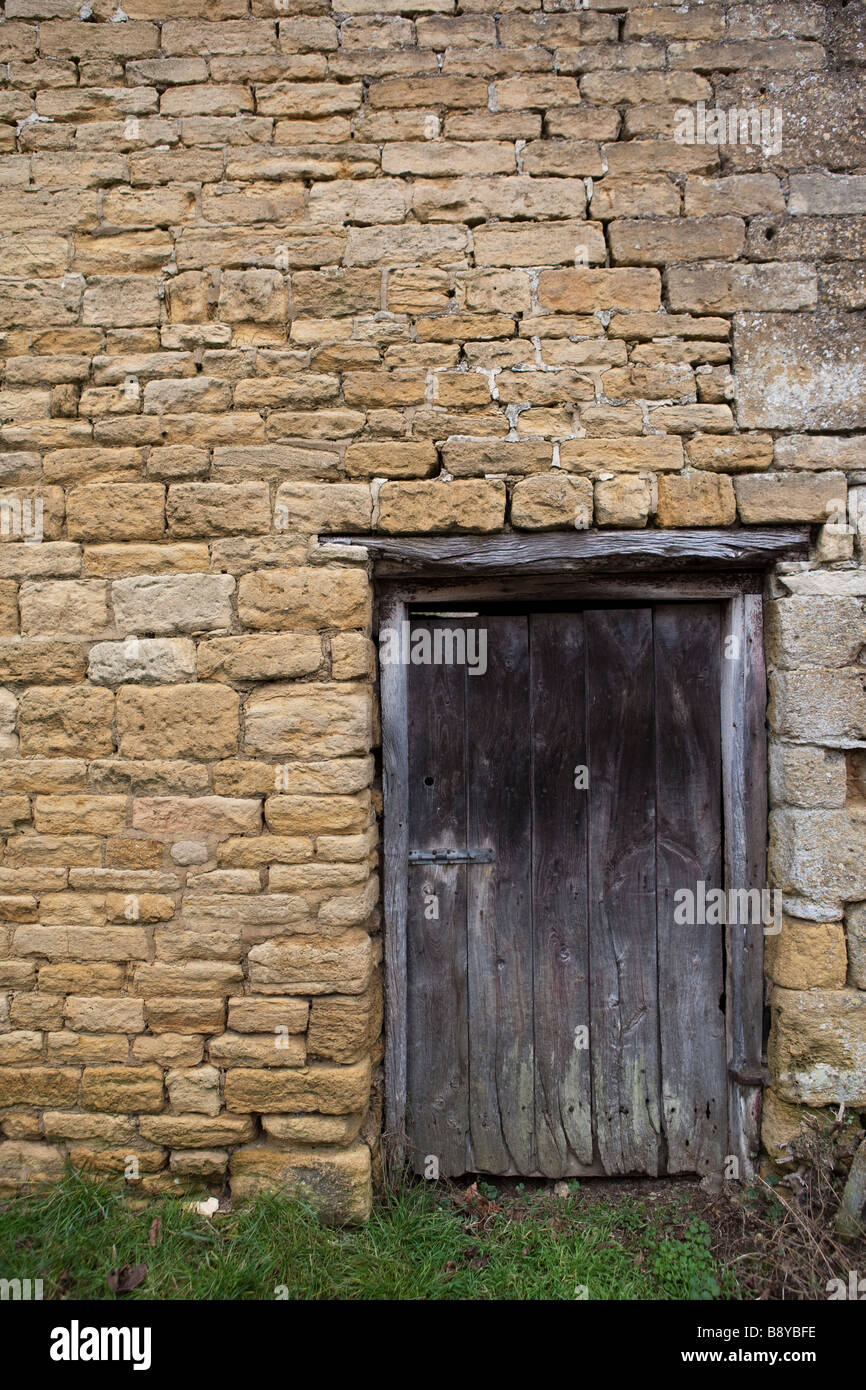 Alte Hütte Tür, Trockenmauer in Evenlode Cotswolds UK Stockfoto