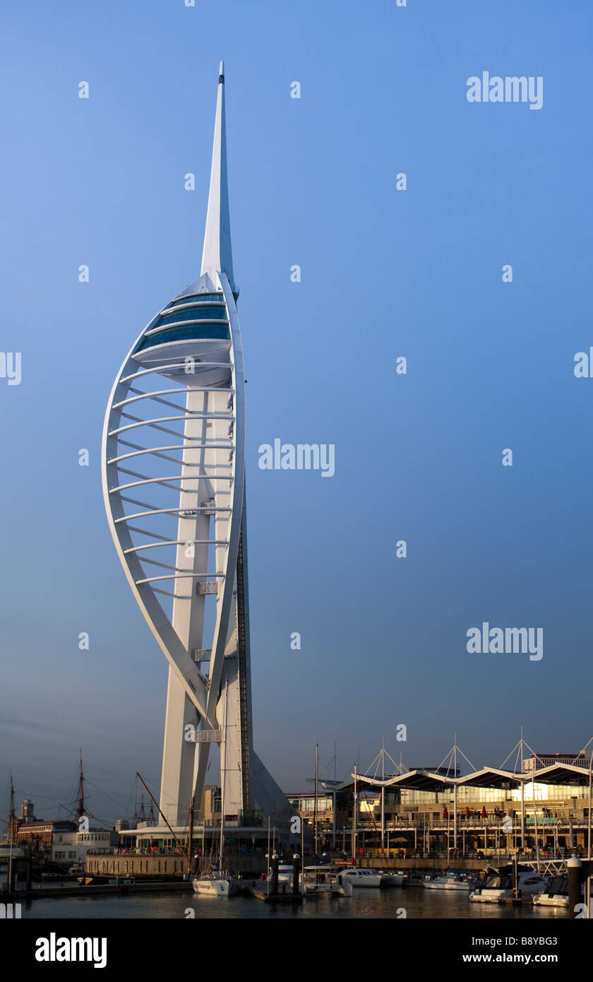 Spinnaker Tower befindet sich im Hafen von Portsmouth. 170 Meter hoch, Besucherattraktion Stockfoto