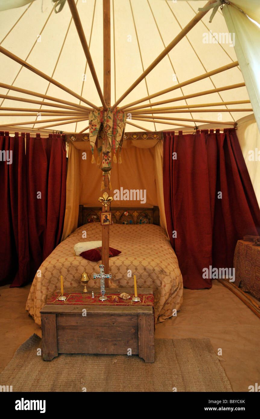 Ritter Mittelalter Zelt whrend einer Renactment-Show an der Bolsover  Castle Derbyshire in England Stockfotografie - Alamy