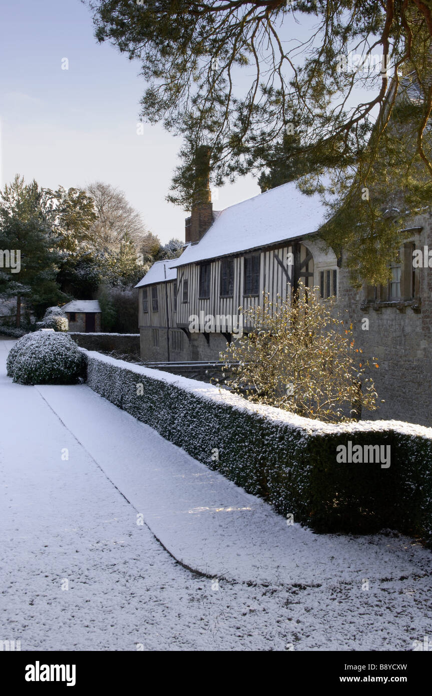 Die Nordfront errichtet in der C15th von Ightham Mote Kent unter ein Abstauben des Schnees Stockfoto