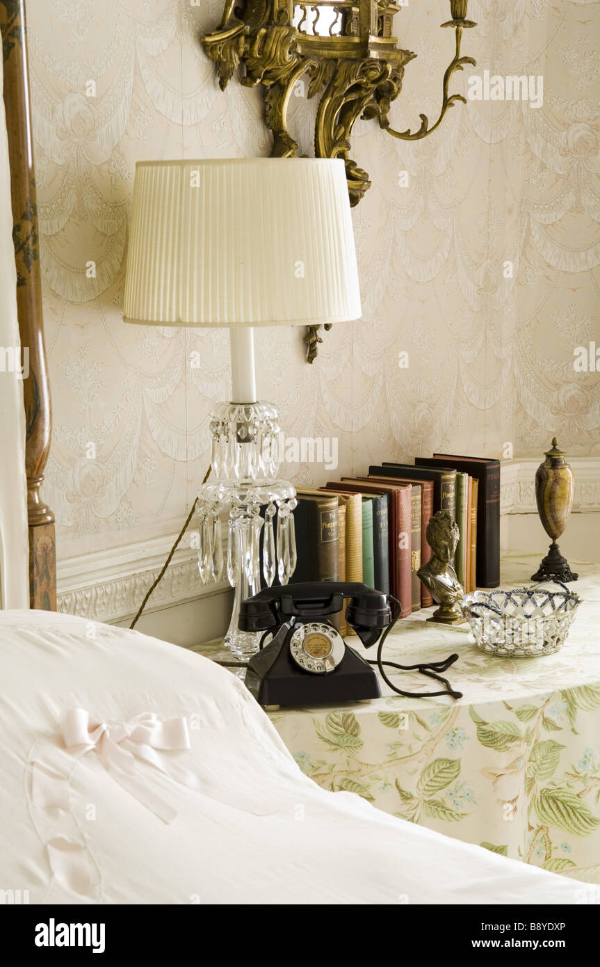 Nachttisch mit Lampe und Telefon in Lady Anglesey s Schlafzimmer bei Plas Newydd auf der Isle of Anglesey Wales Stockfoto