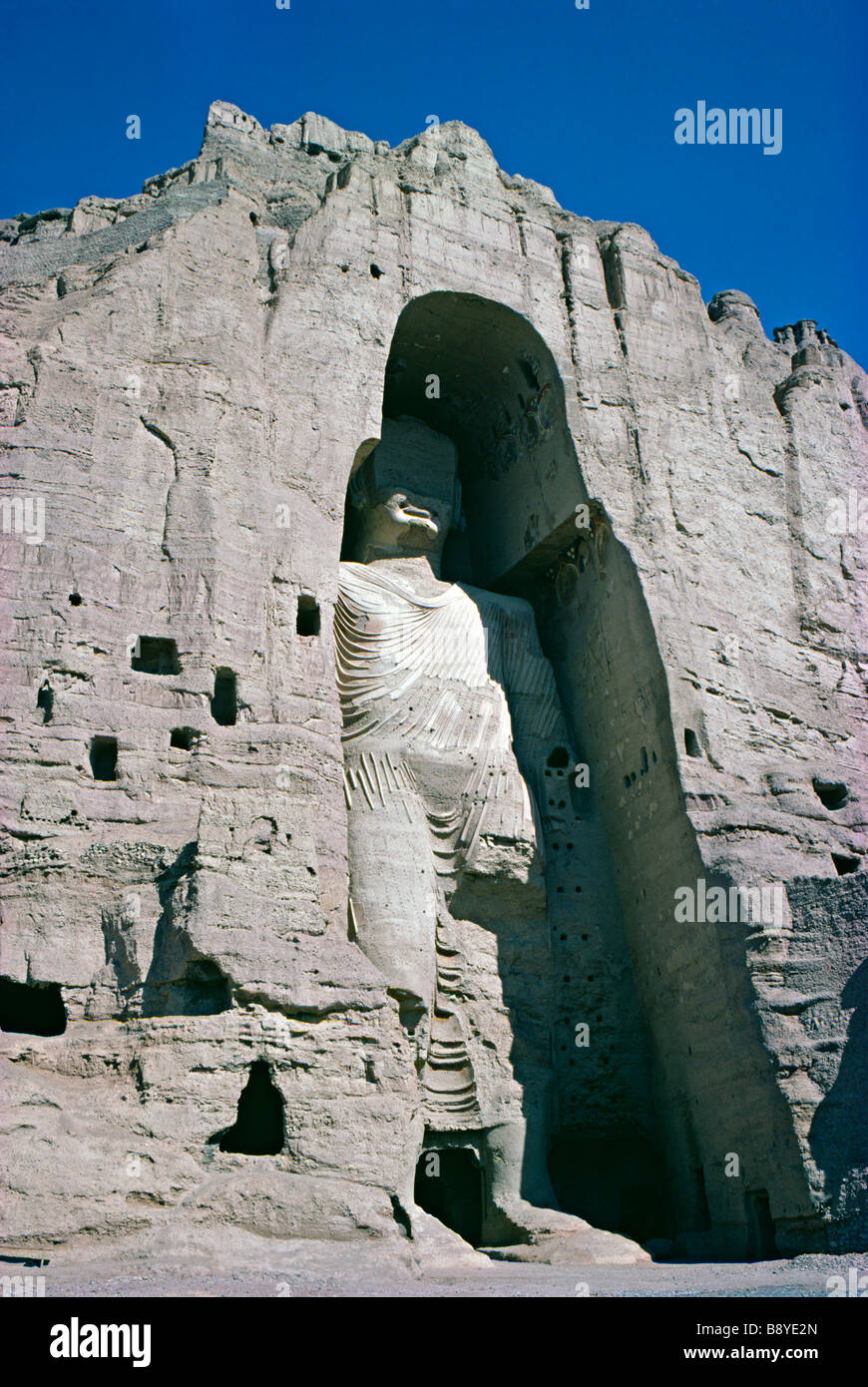 Der größere der beiden riesigen Buddhas von Bamiyan, Afghanistan (erbaut 554), wurde 1974 vor seiner Zerstörung durch die Taliban 2001 gesehen Stockfoto