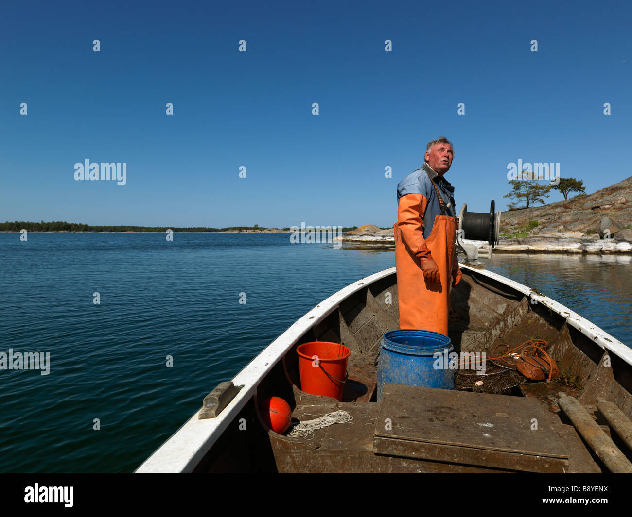 Ein Fischerei-Mann in einem Boot Schweden. Stockfoto