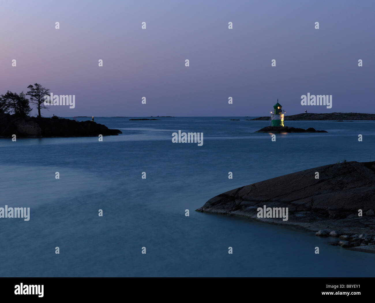 Ein Leuchtturm im Meer Schweden. Stockfoto