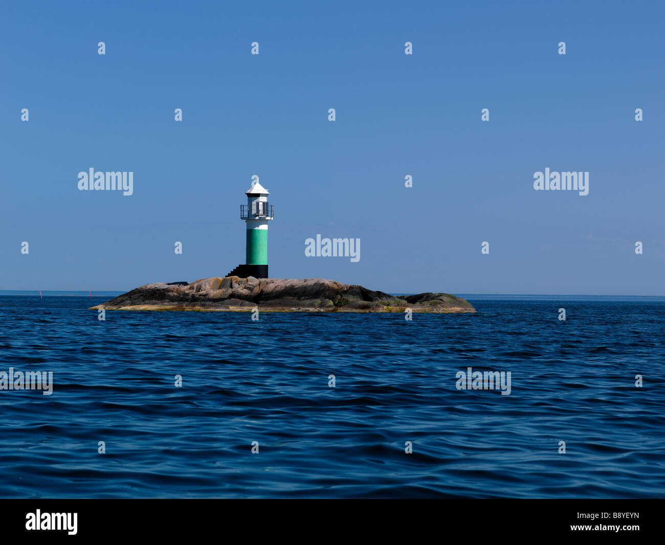 Ein Leuchtturm im Meer Schweden. Stockfoto