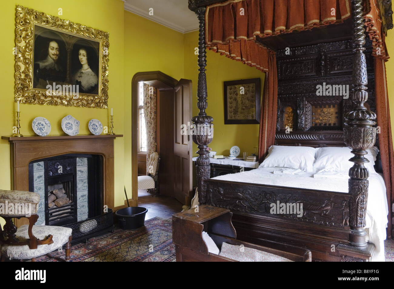 Das Schlafzimmer mit großen Eichenbett datiert 1660 in Rufford Old Hall Lancashire Stockfoto