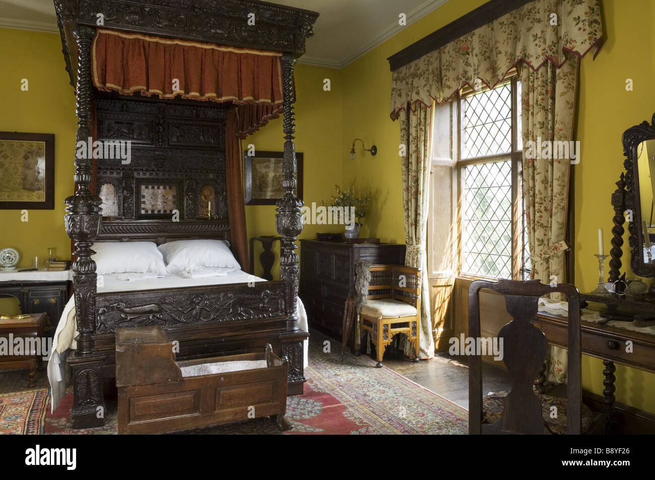 Das Schlafzimmer mit großen Eichenbett datiert 1660 in Rufford Old Hall Lancashire Stockfoto
