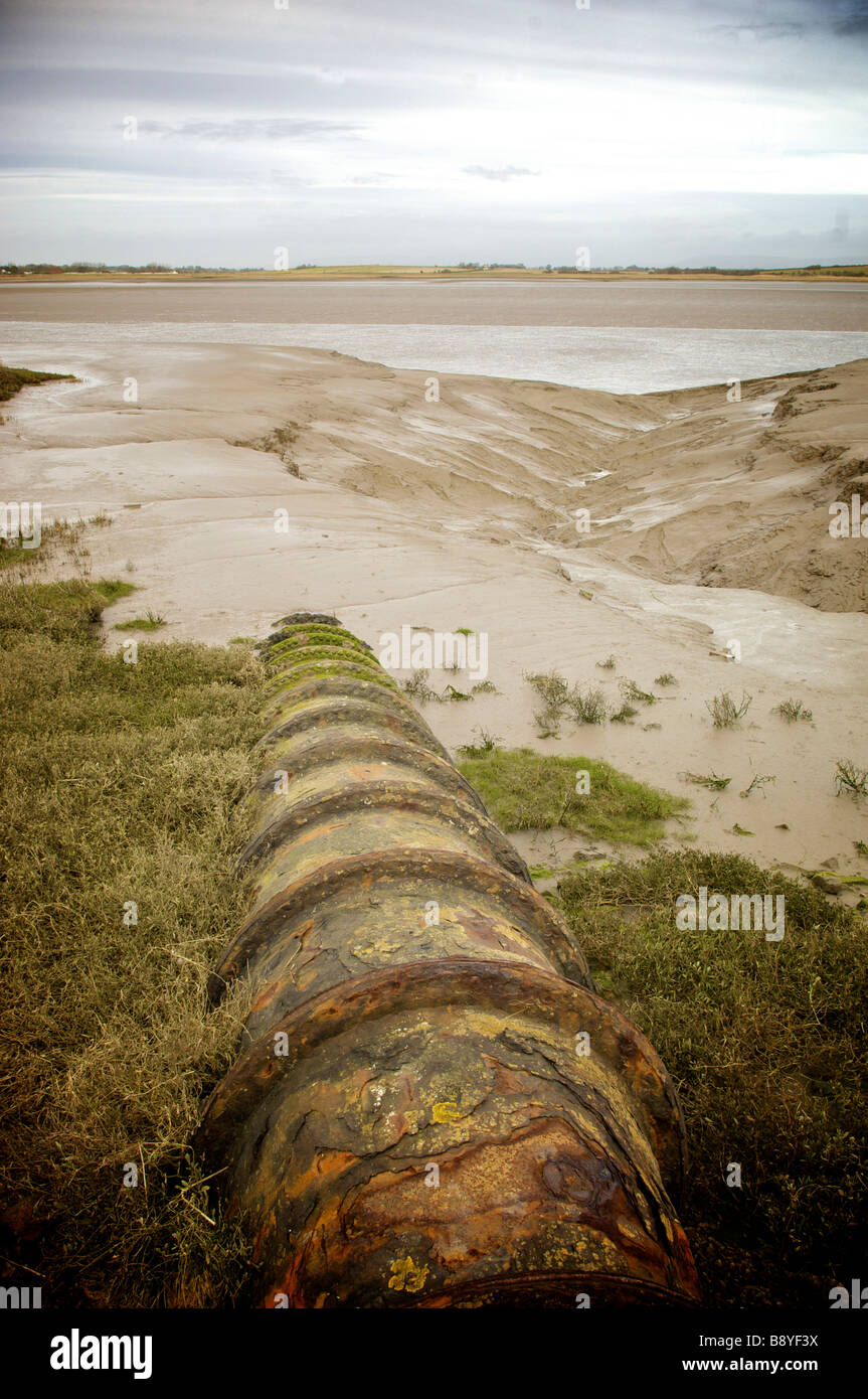 Alten rostigen Rohr in den Fluss Wyre, Fleetwood, Lancashire, UK Entlastung Stockfoto