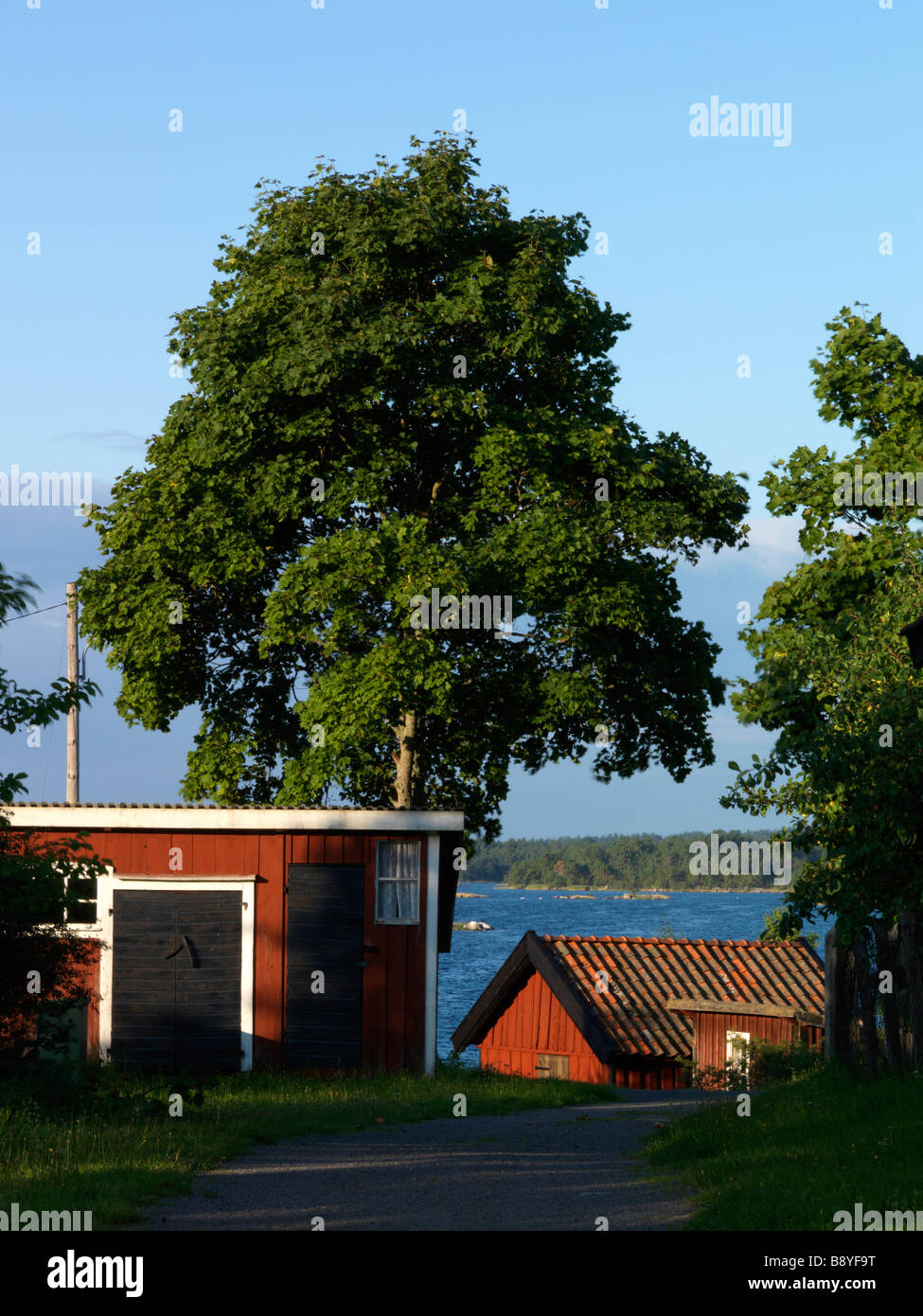 Rote Häuschen am Meer Schweden. Stockfoto