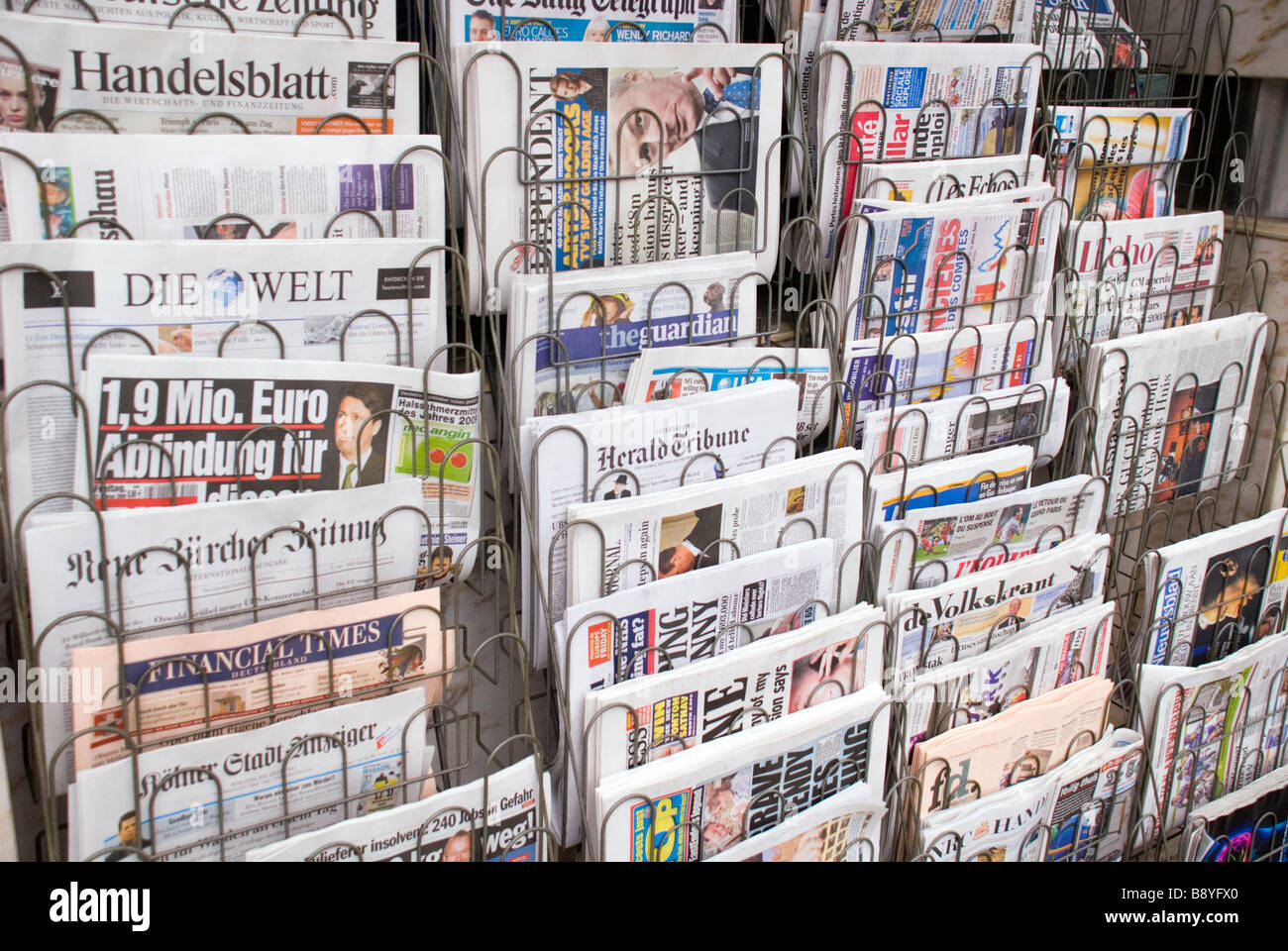 Brüssel-Belgien-internationale und europäische Zeitungen zum Verkauf in der Hauptstadt Stockfoto
