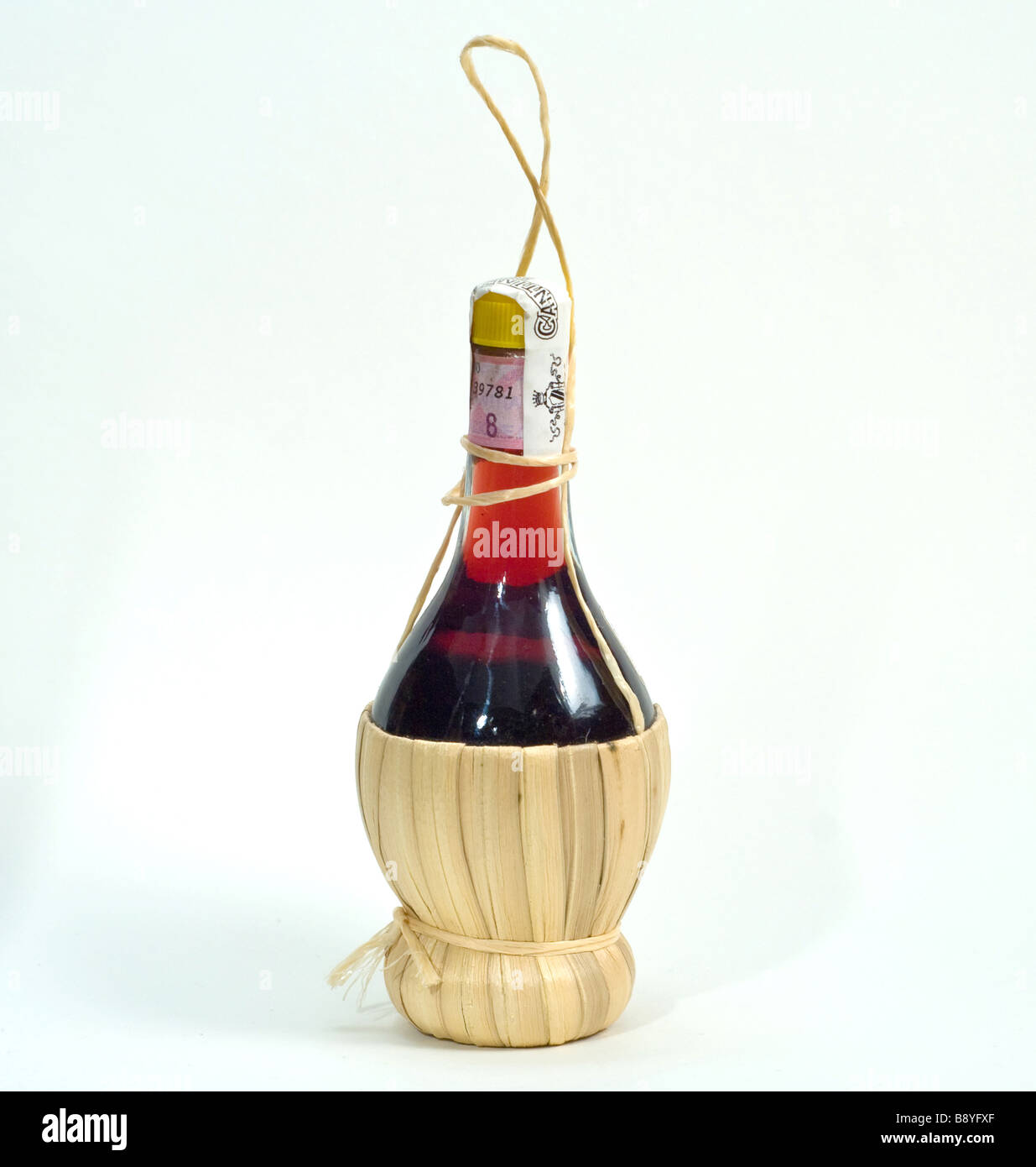 eine kleine Flasche Chianti Rotwein Stockfoto