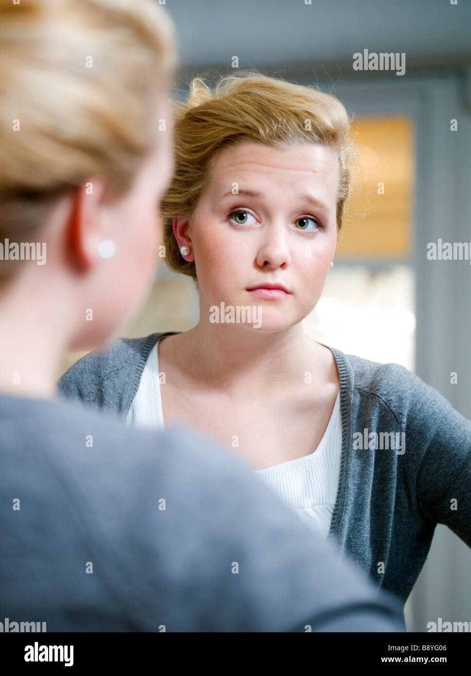 Ein Mädchen in den Spiegel Schweden. Stockfoto