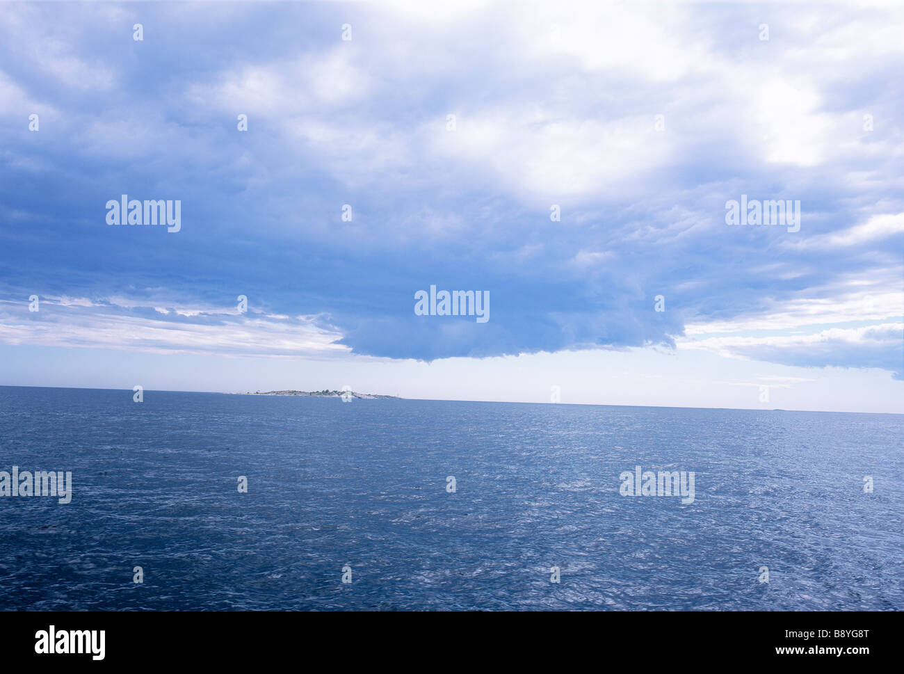 Wolken über dem blauen Meer Schweden. Stockfoto