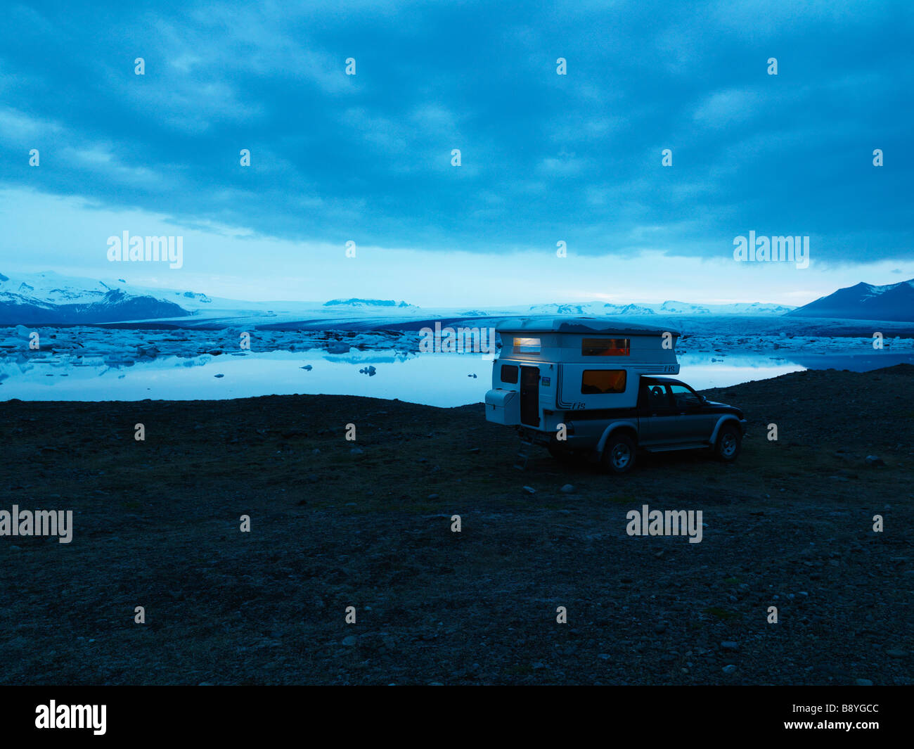 Camper bei Nacht Jokulsrln Vatnajökull Island. Stockfoto