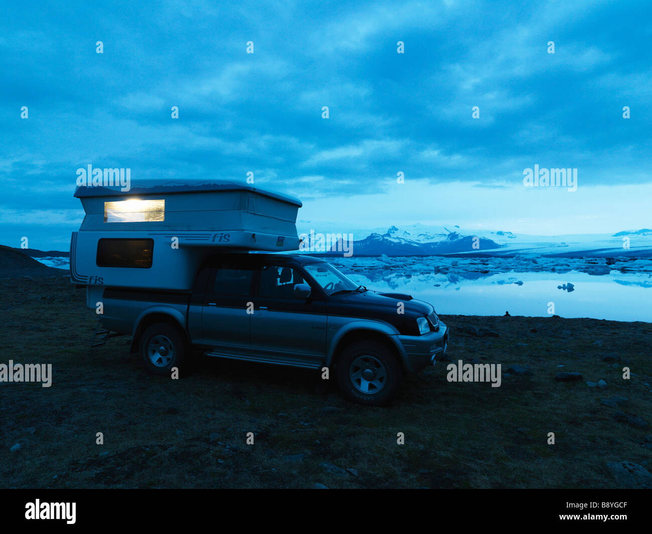 Camper bei Nacht Jokulsrln Vatnajökull Island. Stockfoto