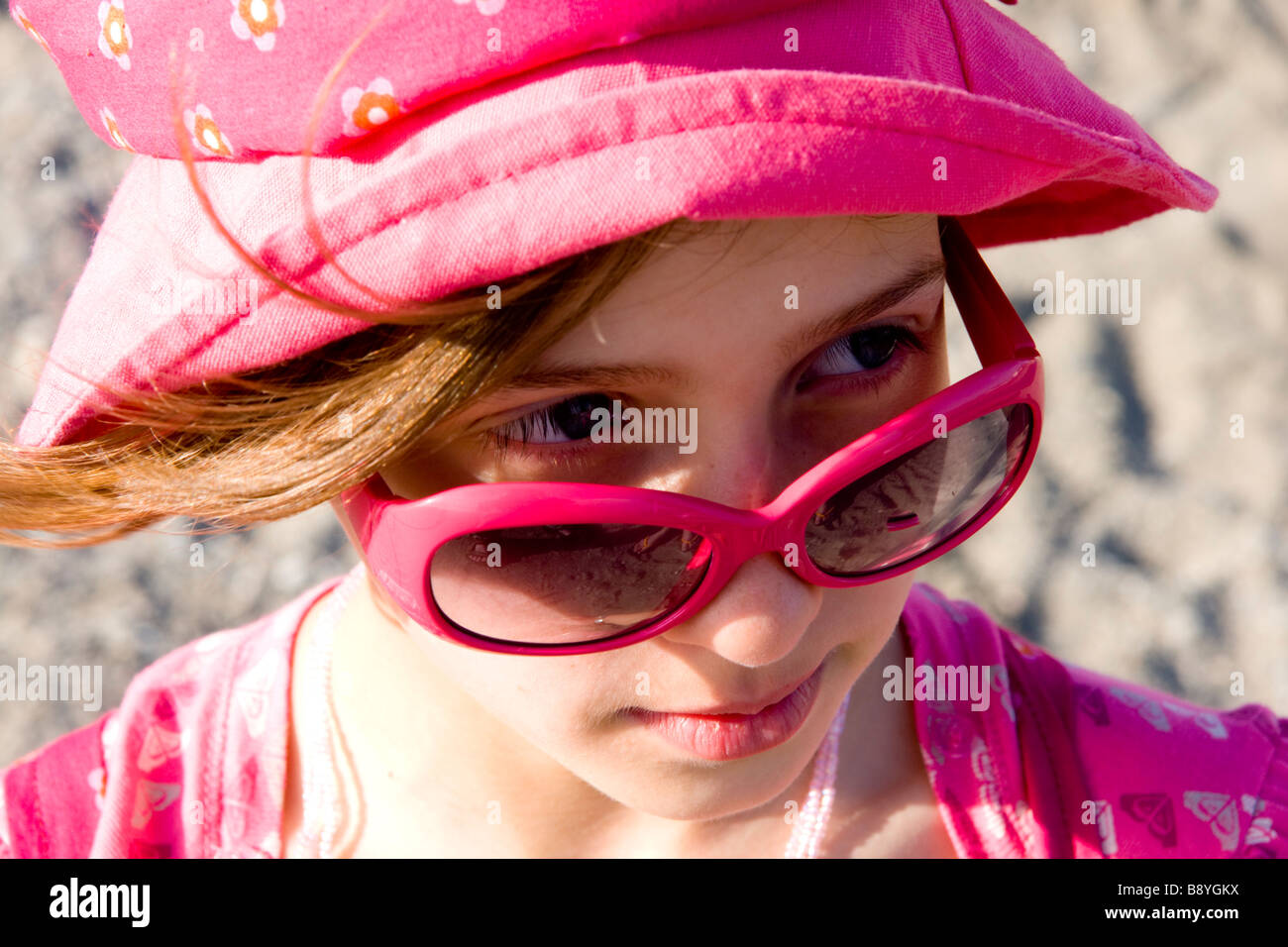 cooles Mädchen bunten Hut 10 Jahre alt Stockfoto