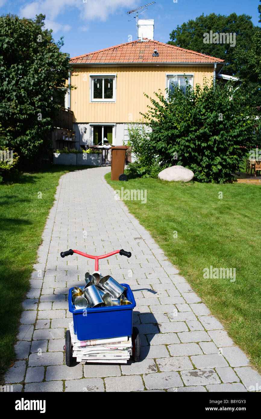 Recycling-Objekte auf einem Fahrrad Schweden. Stockfoto