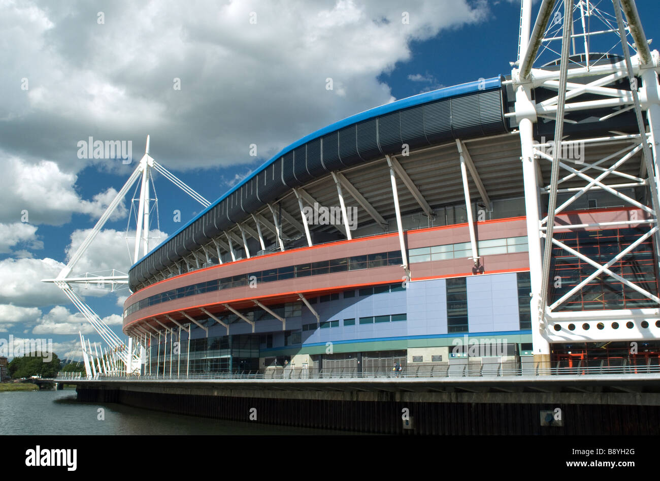 Wales Millennium Stadium in Cardiff am Ufer des Flusses Taff - HEUTE bekannt als das Fürstentum Stadium Stockfoto