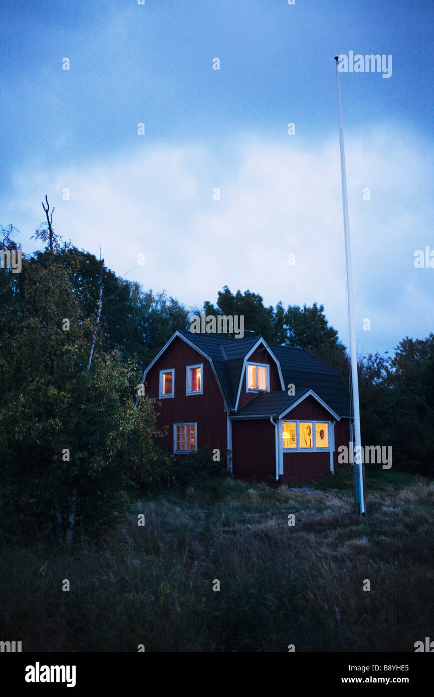 Haus in der Dämmerung Stockholmer Schären Schweden. Stockfoto
