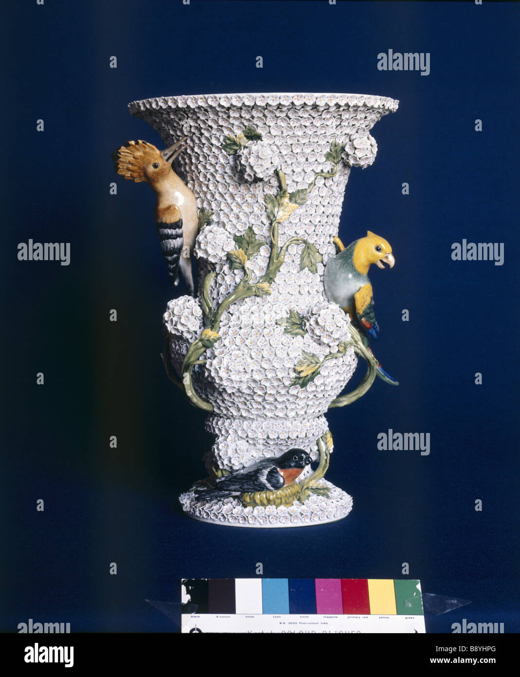 19. Jahrhundert Meissen Vase in Sudbury Hall mit Blumen geschmückt ein Wiedehopf ein Gimpel und andere Vögel Stockfoto
