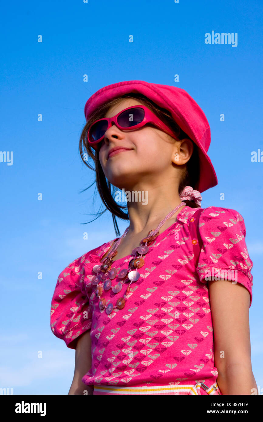 cooles Mädchen bunten Hut 10 Jahre alt Stockfoto