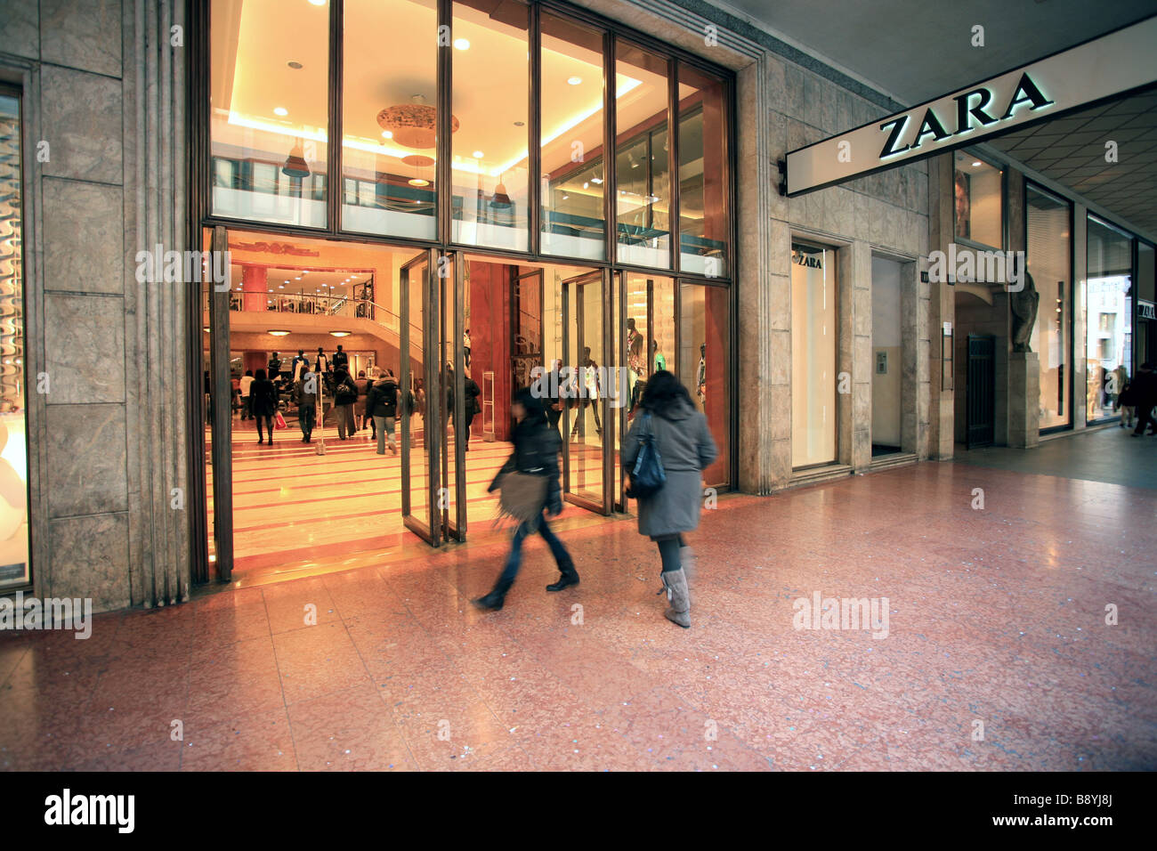 Zara Shop, Vittorio Emanuele II Straße, Mailand, Lombardei, Italien  Stockfotografie - Alamy