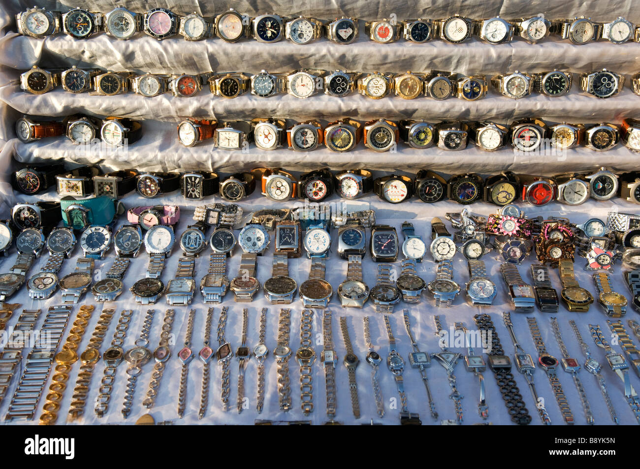 Uhren zum Verkauf auf einem Markt Indien. Stockfoto