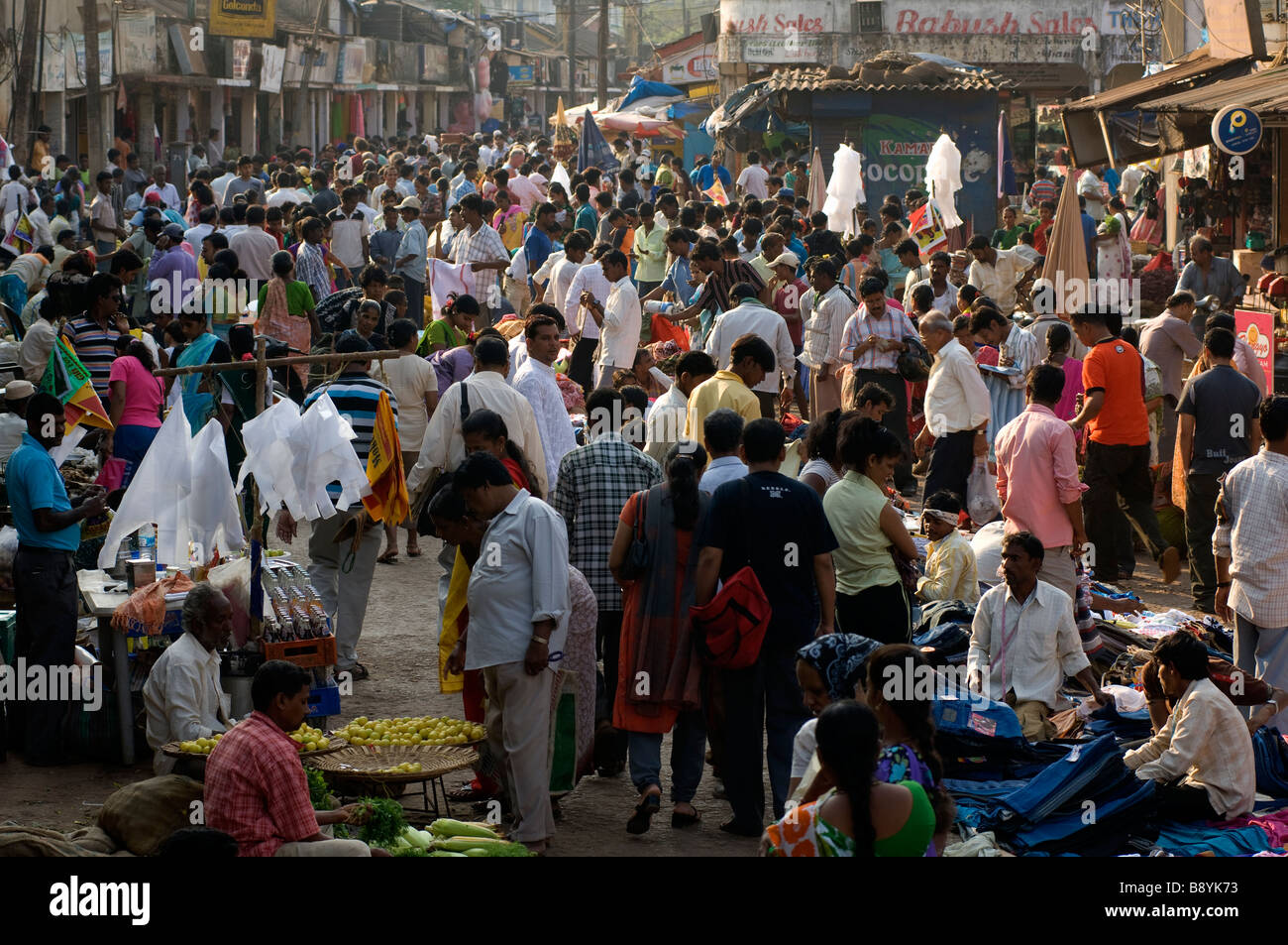 Die Leute an einem Marktplatz Indien. Stockfoto