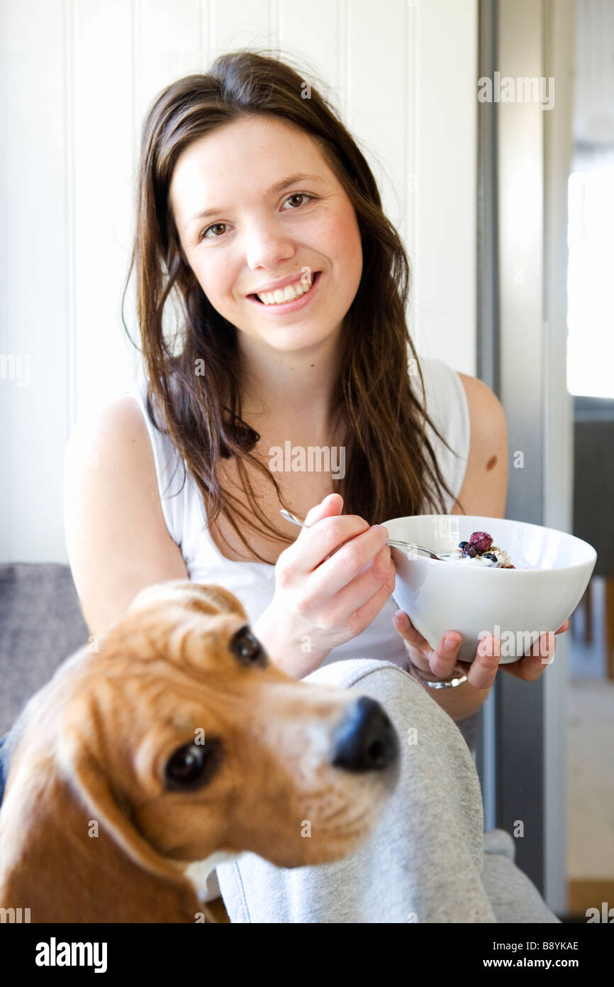 Eine junge Frau, die Breakfast Schweden. Stockfoto