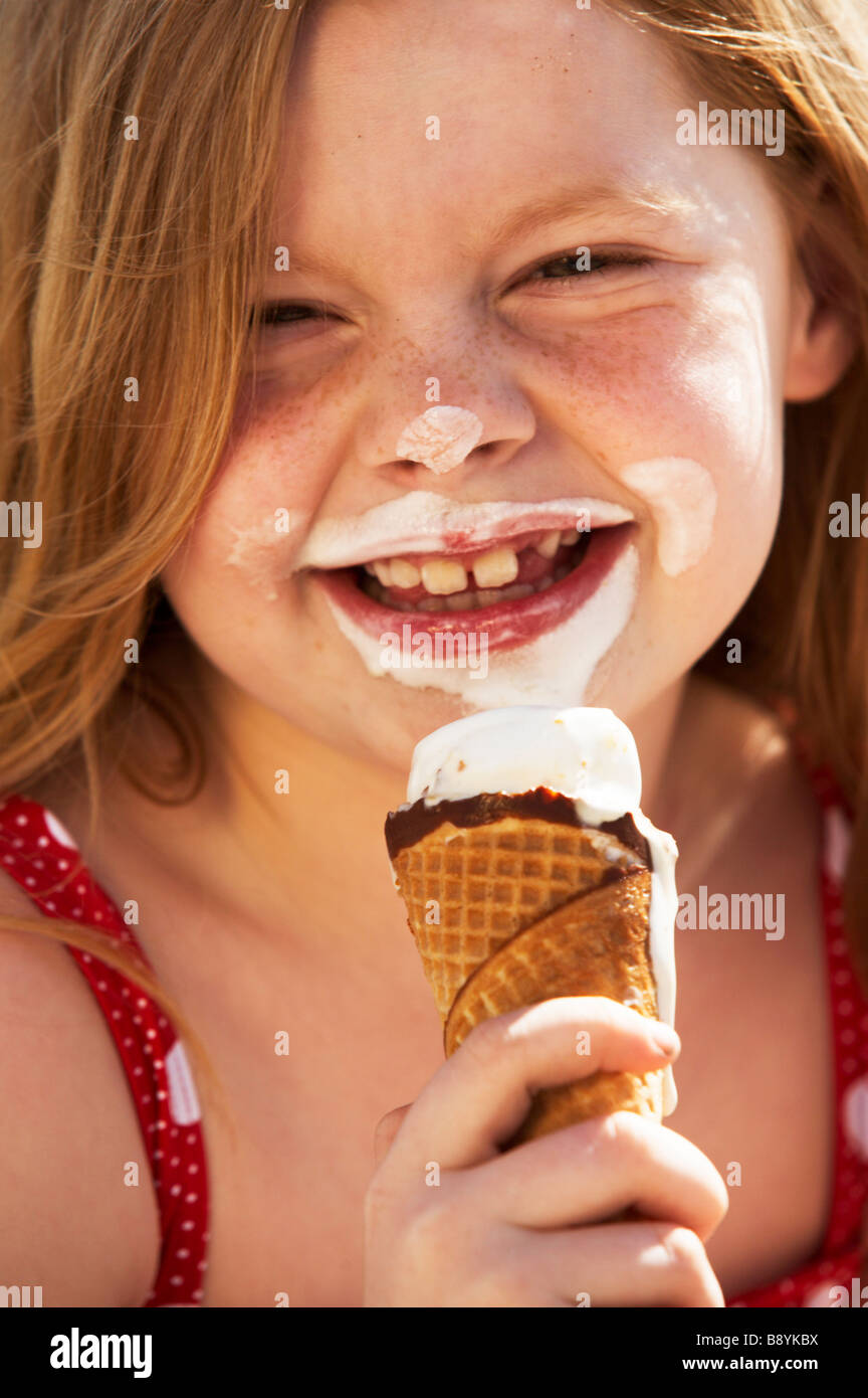 Ein Mädchen mit einem Eis Kornett Kopenhagen Dänemark. Stockfoto