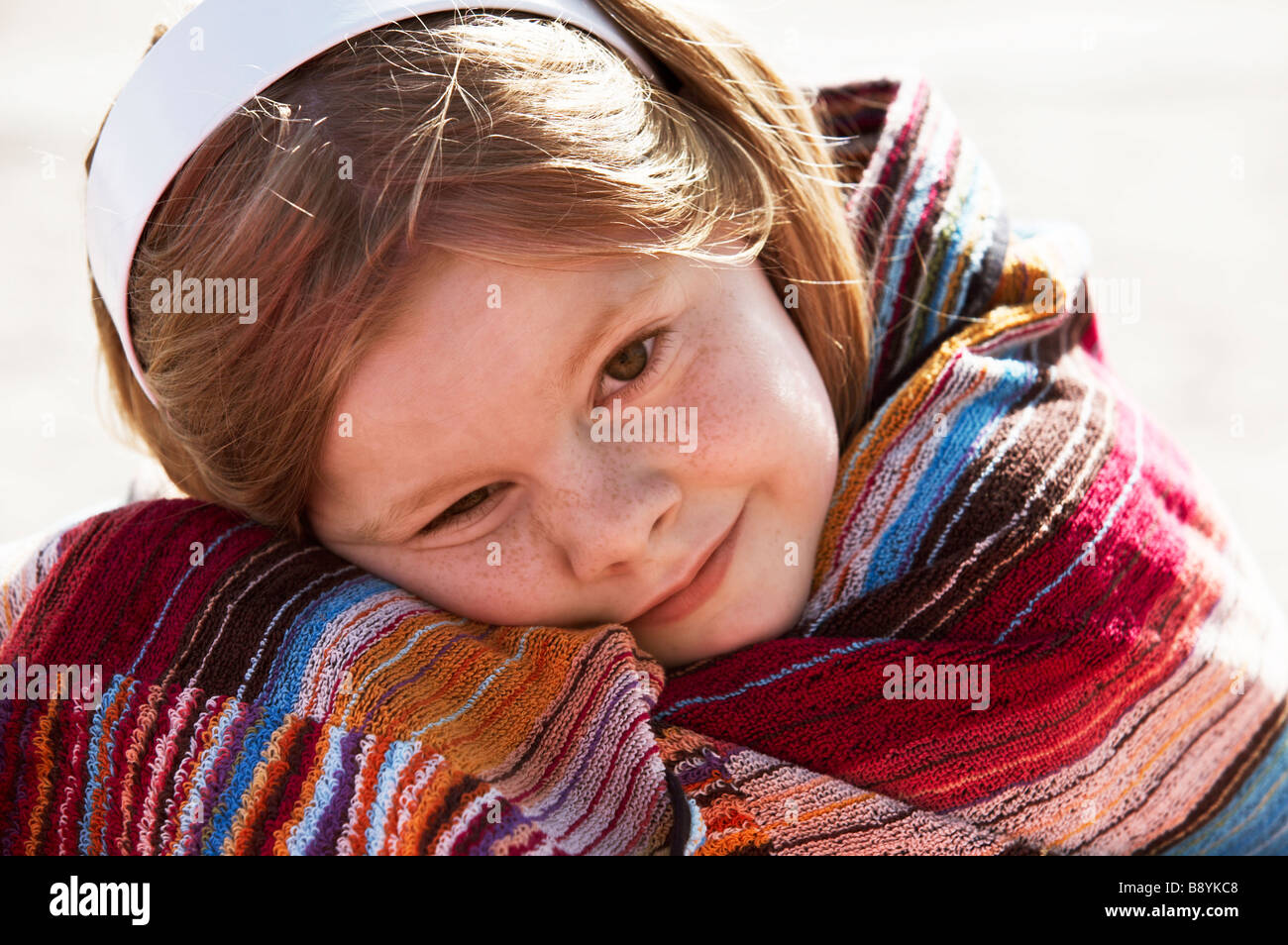 Ein Mädchen mit einem Handtuch Kopenhagen Dänemark. Stockfoto