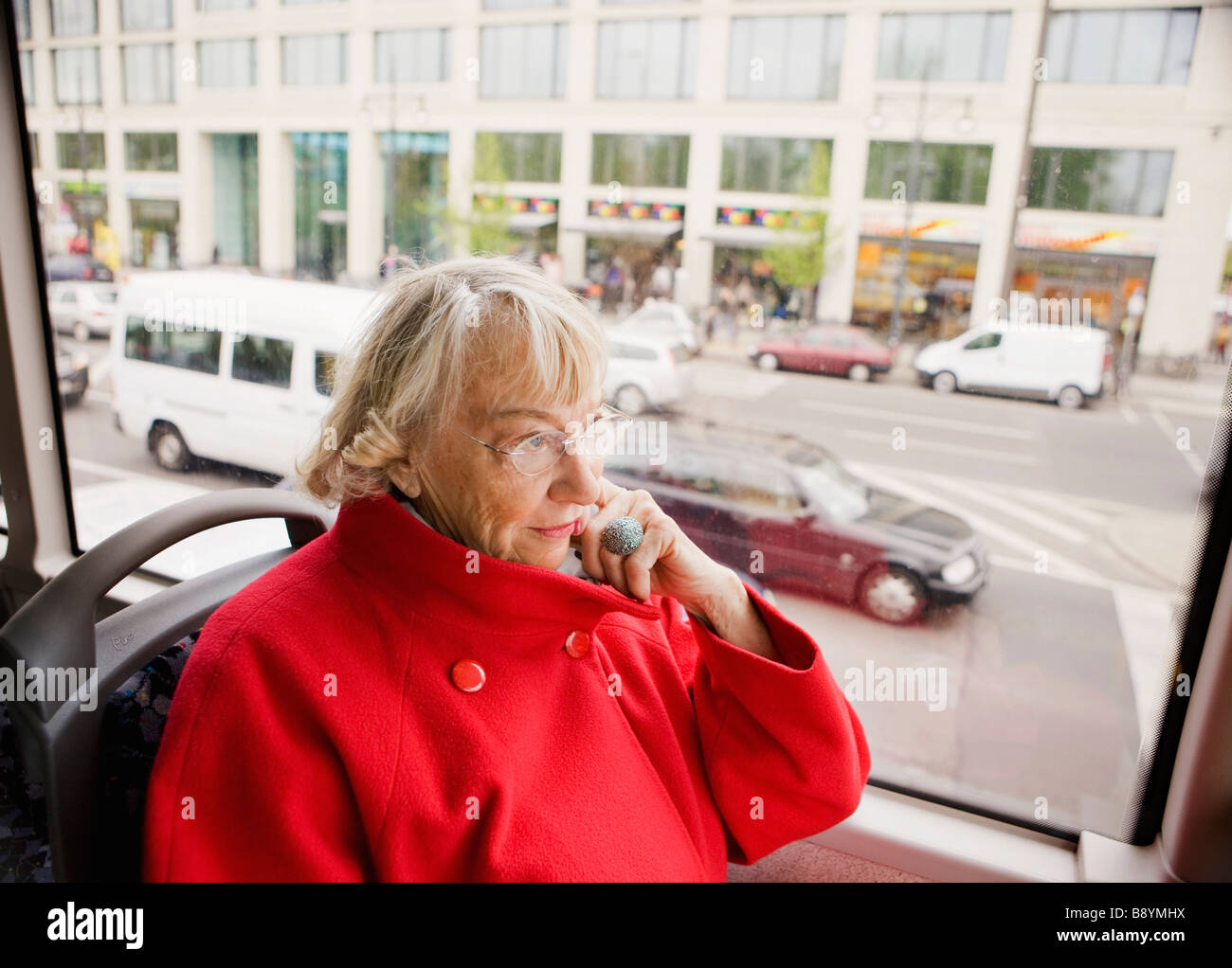 Portrait einer älteren Frau in einem Bus Berlin Deutschland. Stockfoto