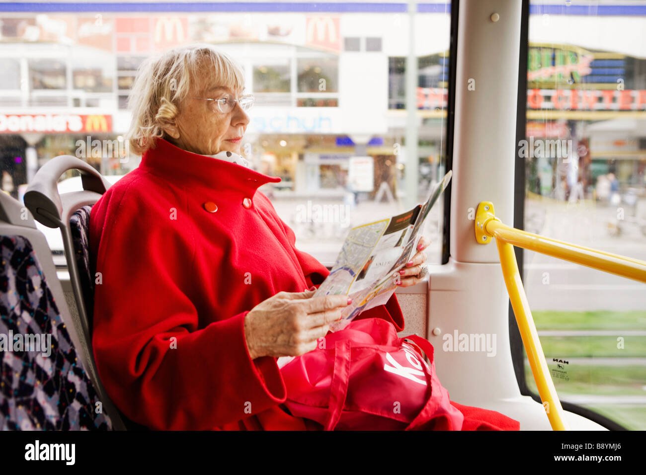 Portrait einer älteren Frau in einem Bus Berlin Deutschland. Stockfoto