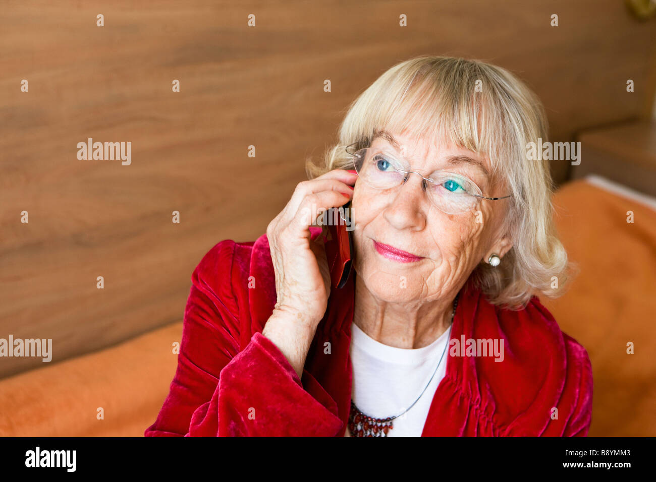 Portrait einer älteren Frau in einem Hotel Berlin Deutschland. Stockfoto
