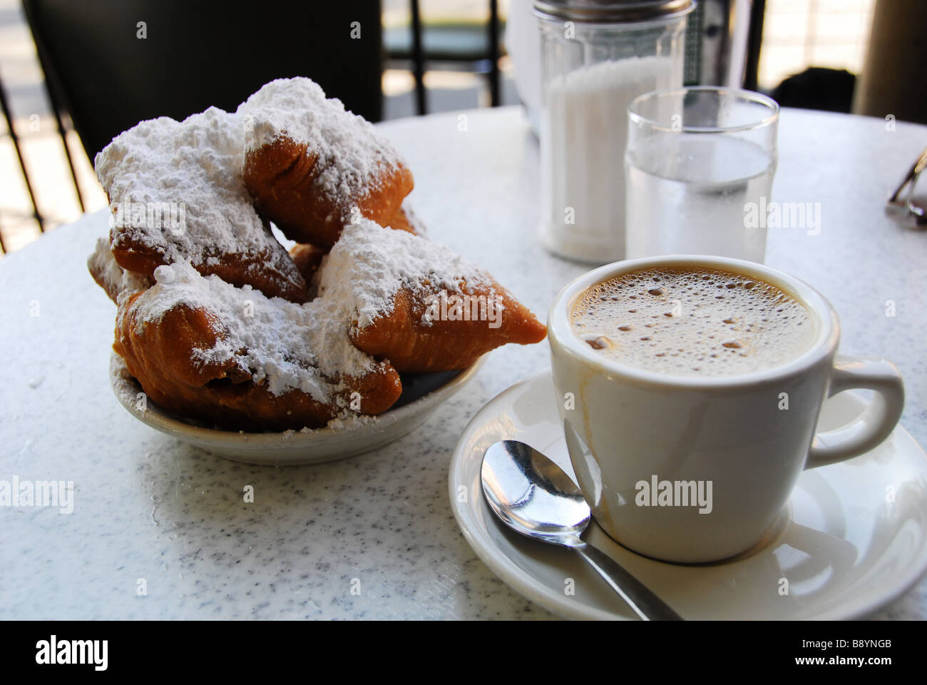 Fried Beignet mit Kaffee und Milch, Cafè Du Monde, New Orleans, Louisiana, Vereinigte Staaten von Amerika, Nordamerika Stockfoto