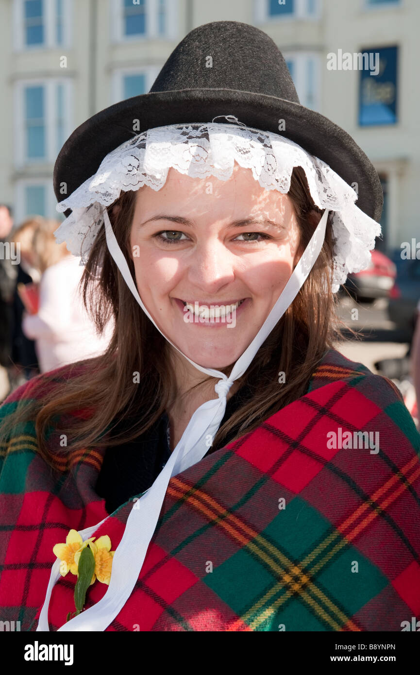 März 1. St Davids Tag eine junge Frau in Welsh National Kostüm Wales UK - tragen einen traditionellen Spitzen hohen schwarzen Hut getrimmt Stockfoto