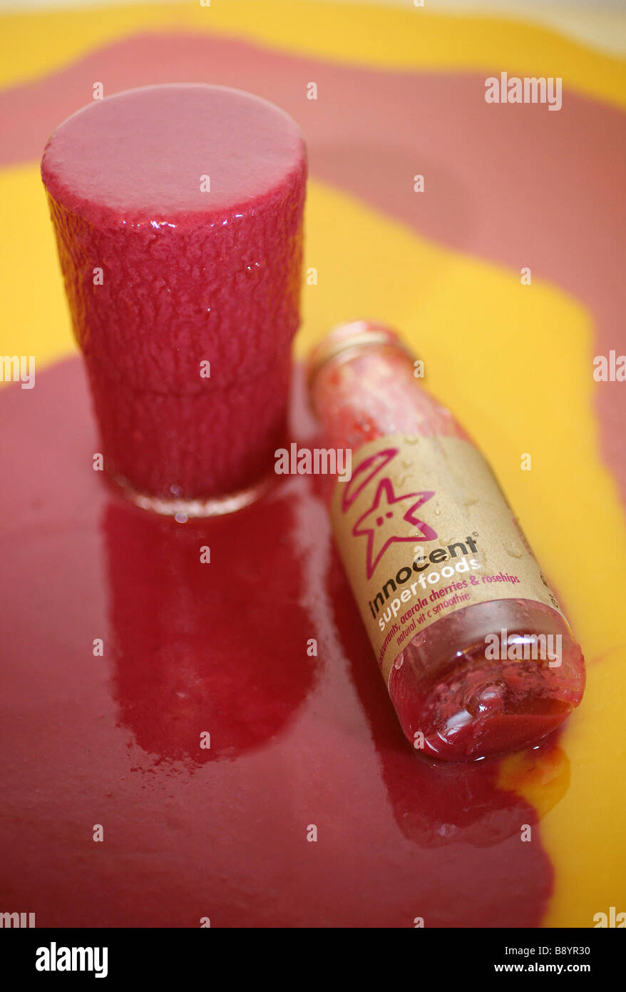Eine Flasche unschuldige Frucht-smoothie Stockfoto
