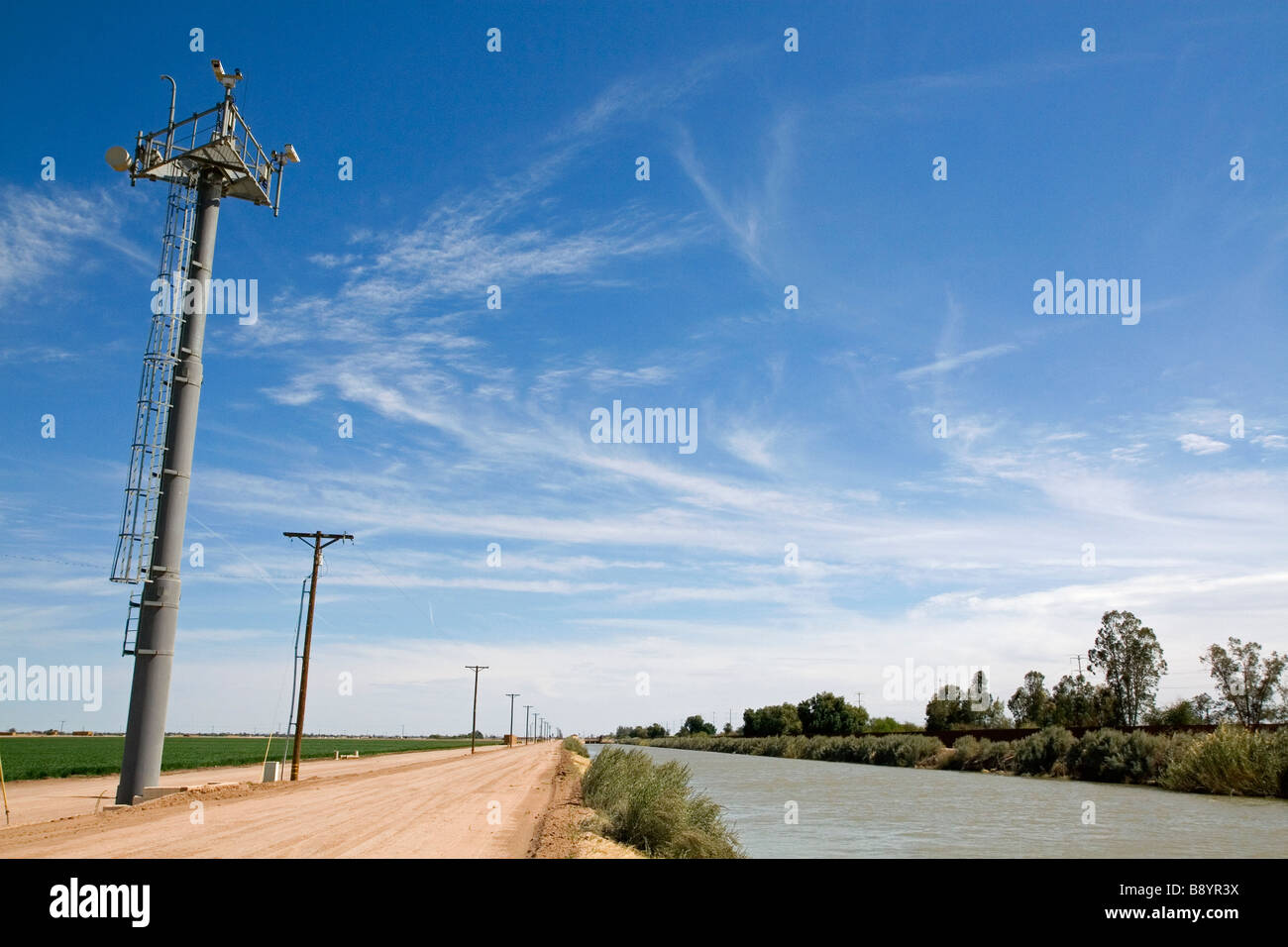 Video-Monitore für Smart Border abh an der U-S-mexikanischen Grenze entlang des All-American-Kanals in der Nähe von Calexico California Stockfoto