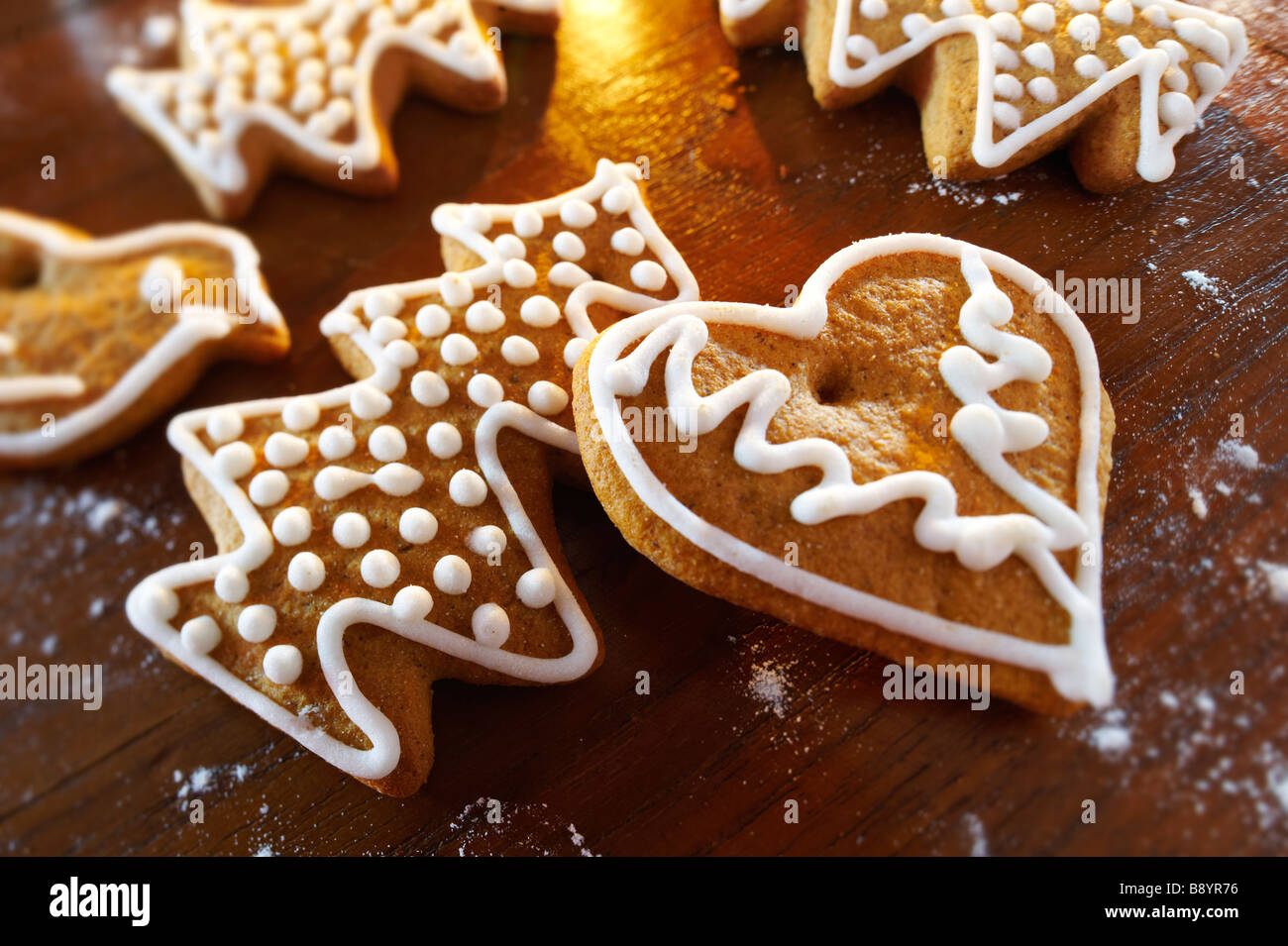Frisch gebackene, würzige weihnachtskekse in festlicher Umgebung Ein Holztisch Stockfoto