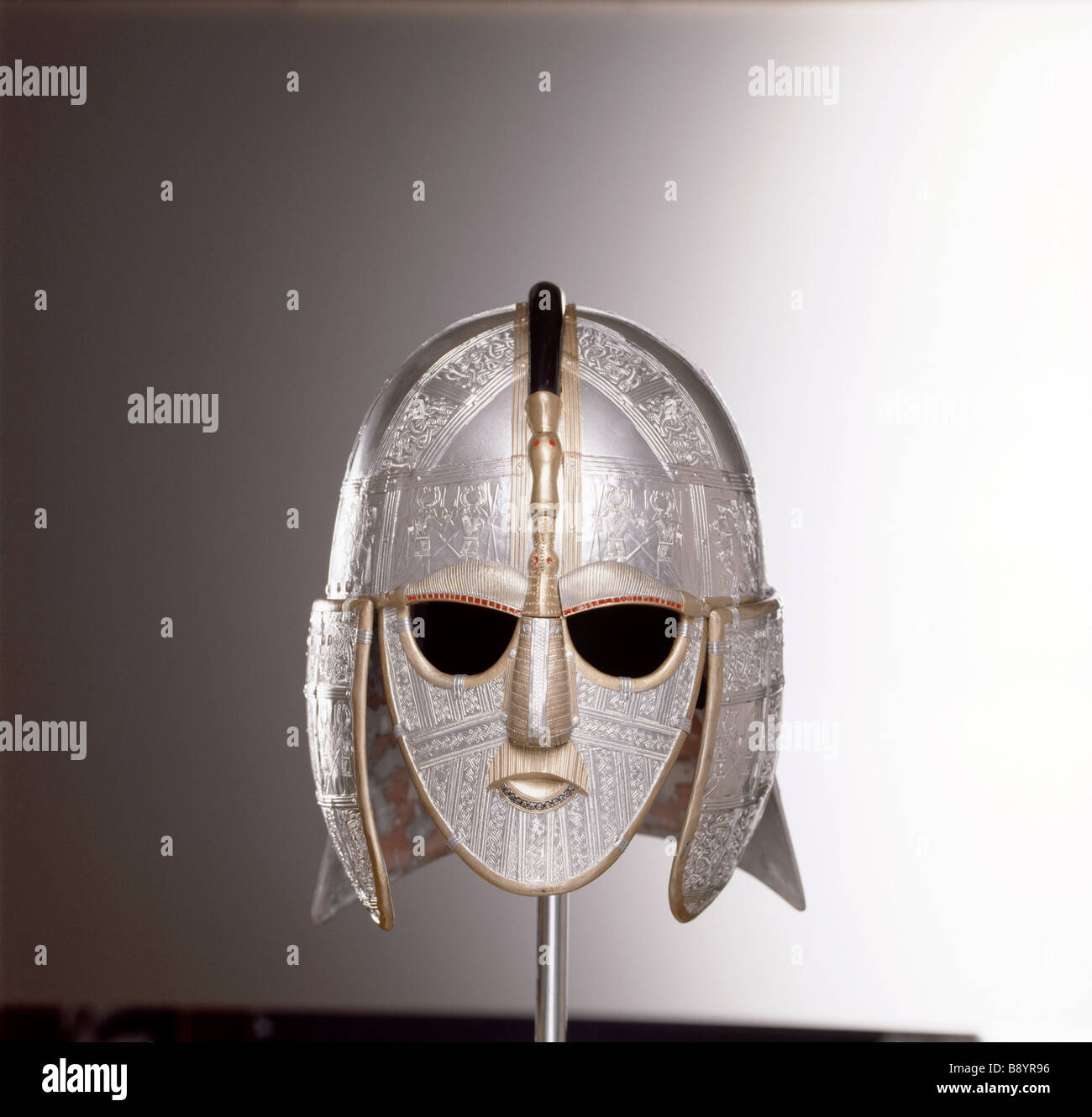 Repliken der Funde aus dem Gräberfeld von Sutton Hoo sächsische dekoriert Reich Anglo Saxon Helm des Krieges Stockfoto