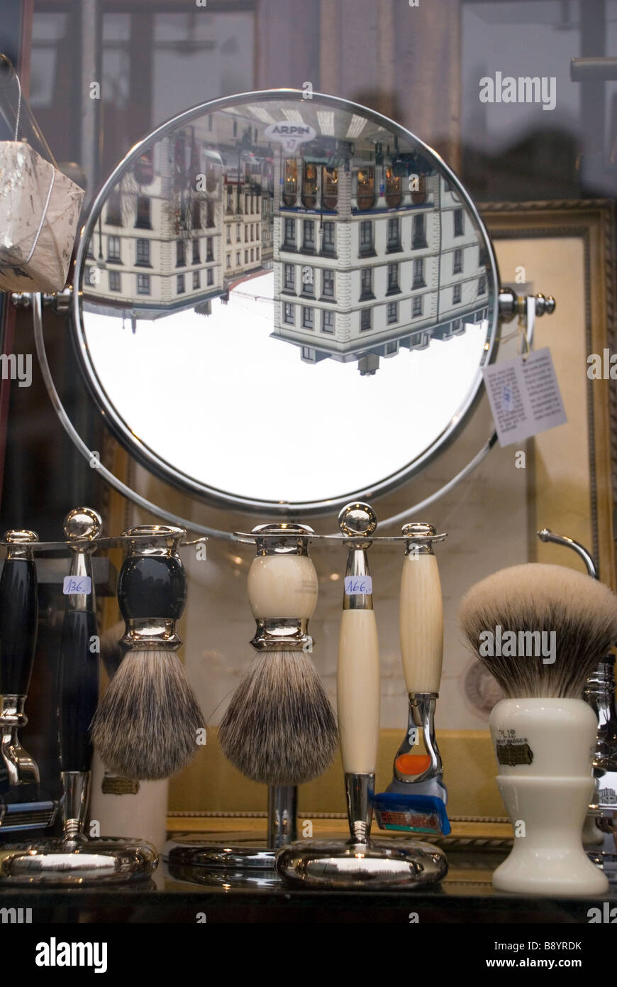 Brüssel Belgien Shop Verkauf Rasierer Messer und rasieren Ausrüstung Ort  St-Jean Stockfotografie - Alamy