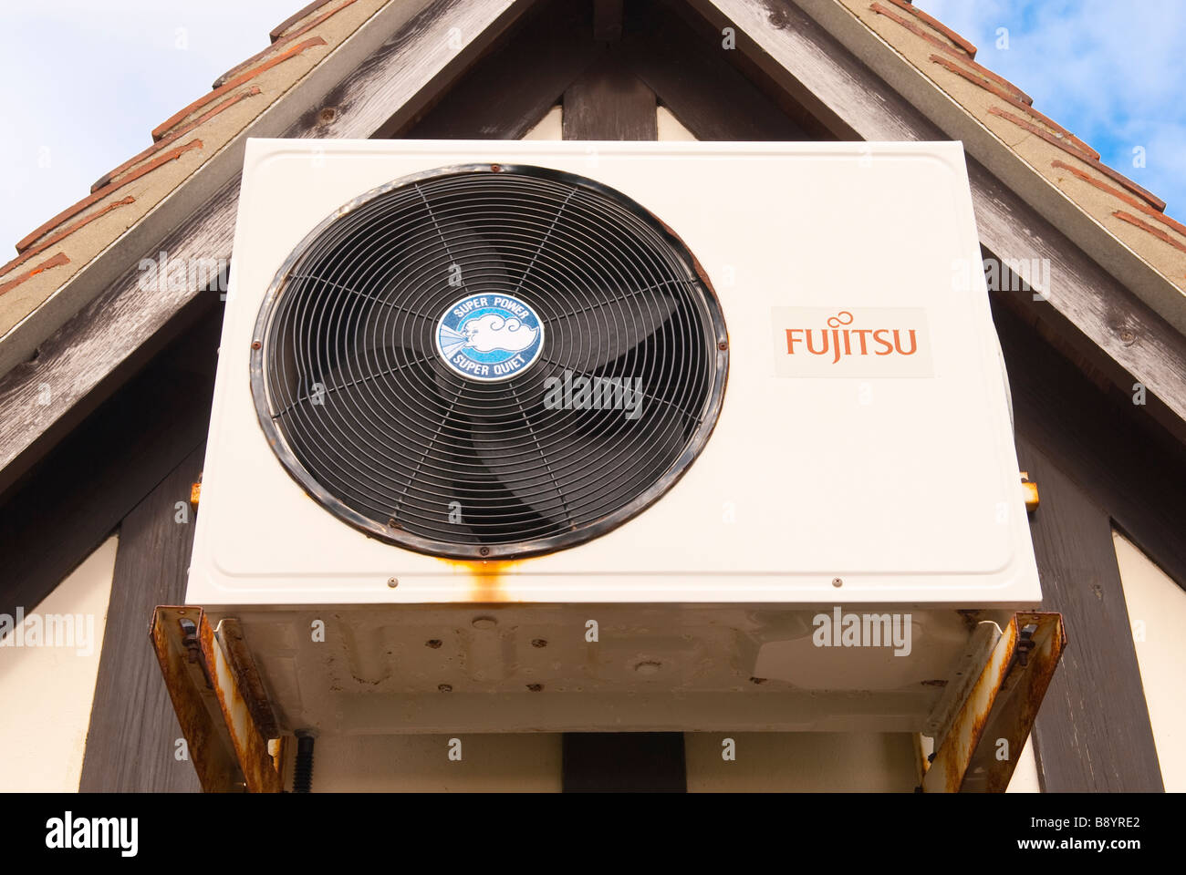 Eine Nahaufnahme von einer Klimaanlage an der Außenseite eines Gebäudes befestigt Stockfoto
