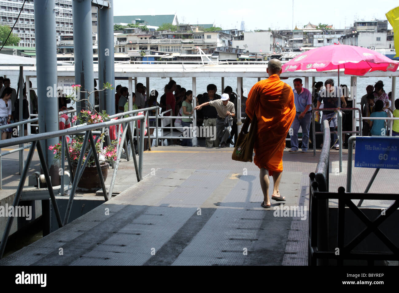 Thai Mönch am Tha Prachan Pier, Bangkok, Thailand Stockfoto