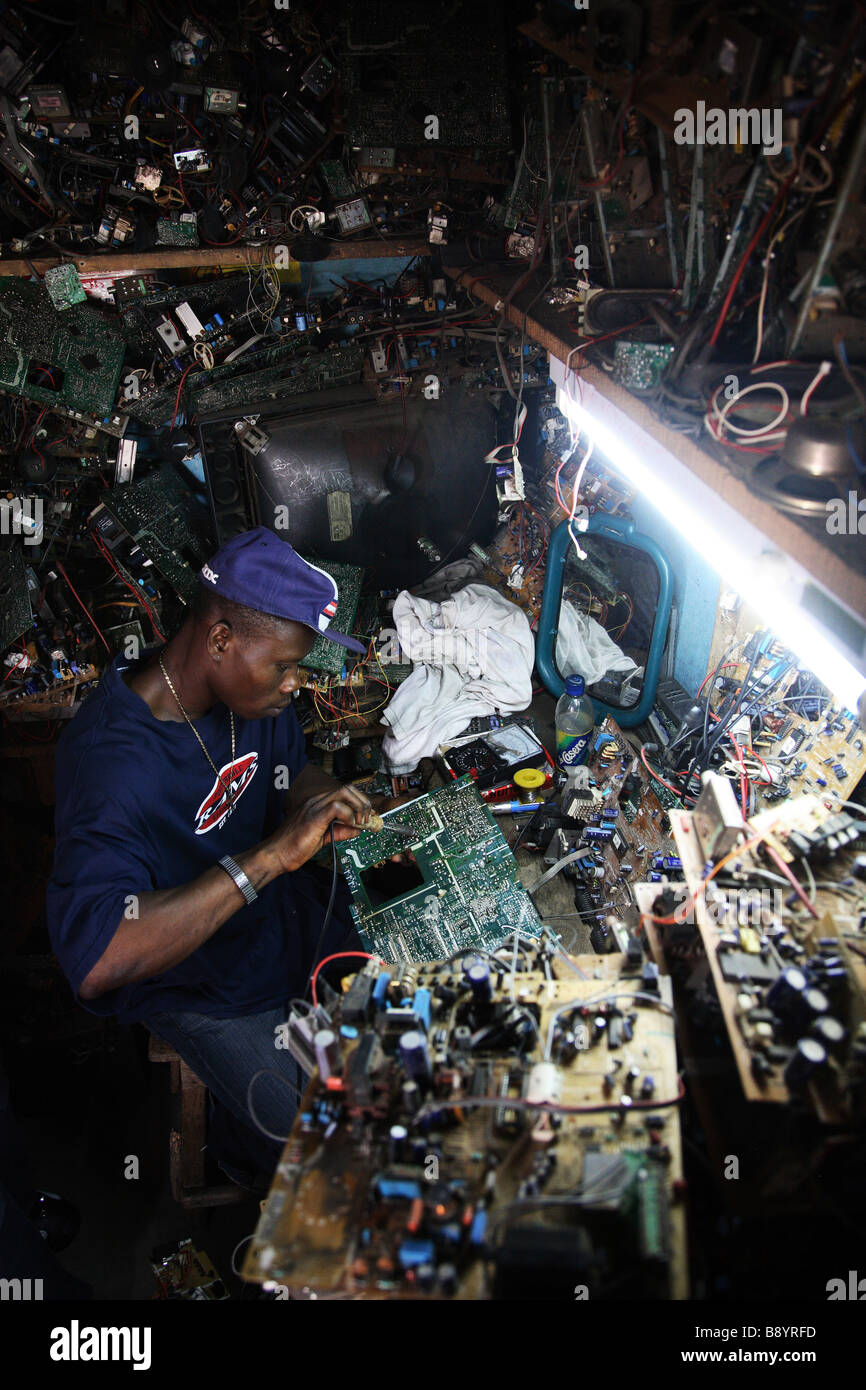 E-Schrott in Nigeria. Tonnen e-Schrott aus westlichen Ländern in West-Afrika, Nigeria landen. Stockfoto