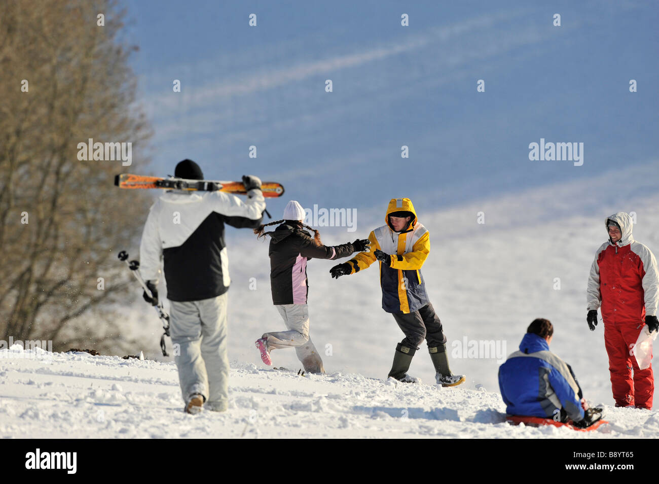 Ski- und Schnee-Fans genießen die Neuschnee auf Exmoor während einer der kältesten Winter auf Aufzeichnung in 20 Jahren Stockfoto